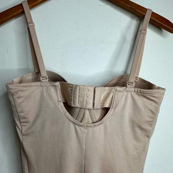 Spanx Women’s Strapless Cupped Mid-Thigh Bodysuit Size Medium - Picture 8 of 9